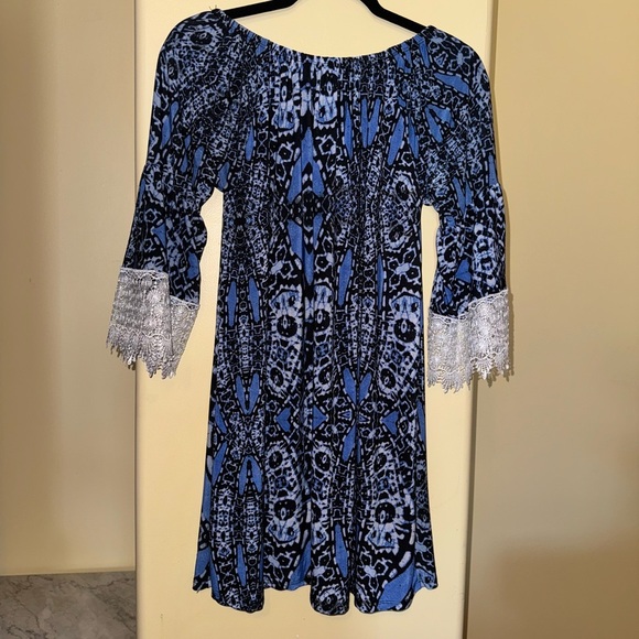 Elegant Blue Patterned Dress with Lace Sleeves - Picture 2 of 3